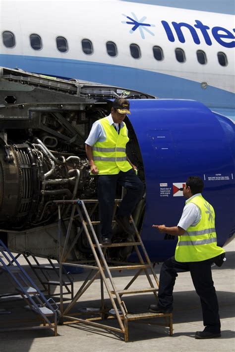 Nuestros T Cnicos Trabajando En Equipo Aircraft Maintenance