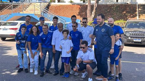 Ídolo do Cruzeiro Dirceu Lopes acompanha treino na Toca da Raposa