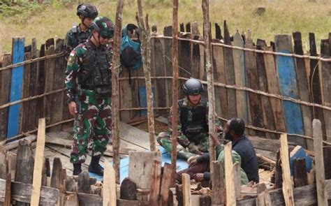 Panggul Papan Kayu Belasan Kilometer Satgas Yonif 330 Bantu Bangun