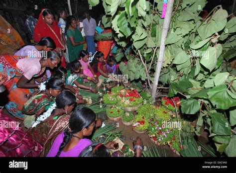 Tribal Women Performing Puja During Karma Festival Night Jerkatand