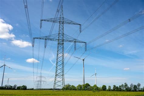 Pilones De La Electricidad Los Paneles Solares Y Turbinas De Viento