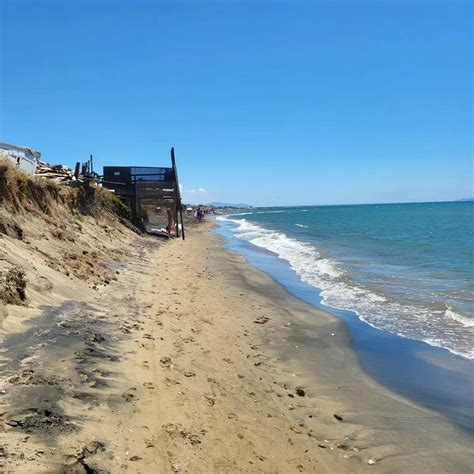 Stabilimento balneare di Latina costretto a chiudere Non cè più la spiaggia mi arrendo Il
