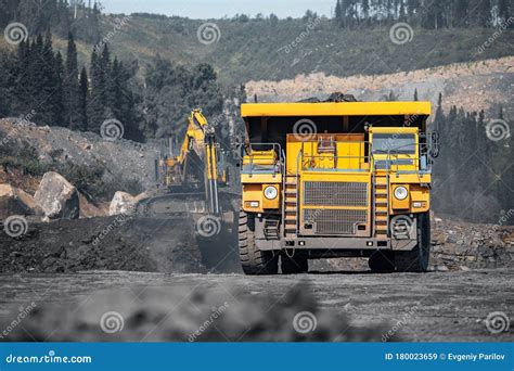 Open Pit Mine Industry Big Yellow Mining Truck For Coal Anthracite