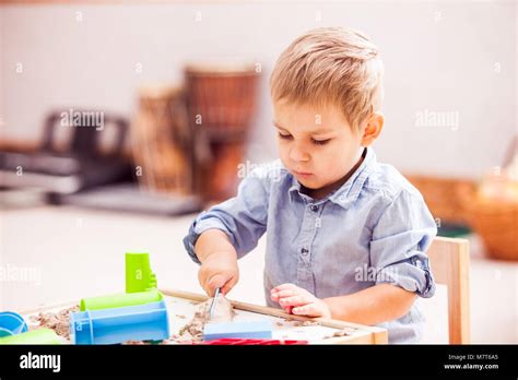 Cutting kinetic sand Stock Photo - Alamy