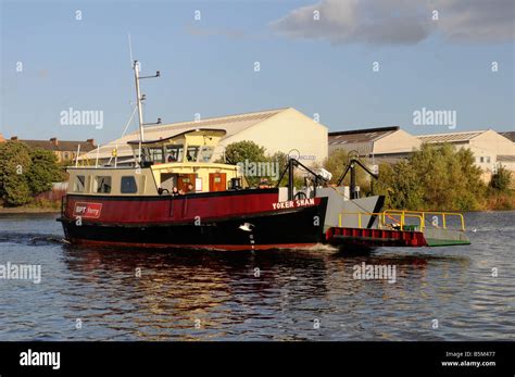 Renfrew-Yoker Ferry, River Clyde, Renfrew, Glasgow, Scotland Stock ...