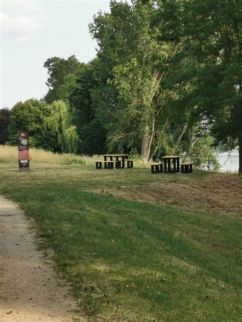 Aire De Pique Nique Au Parc Henri Coullaud De Saint Denis De L H Tel