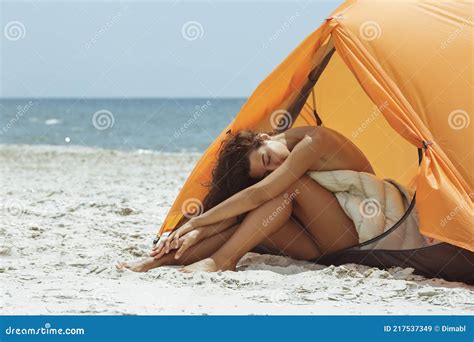 sevk etmek Çık dışarı Planlanan sleeping naked in sleeping bag sembol