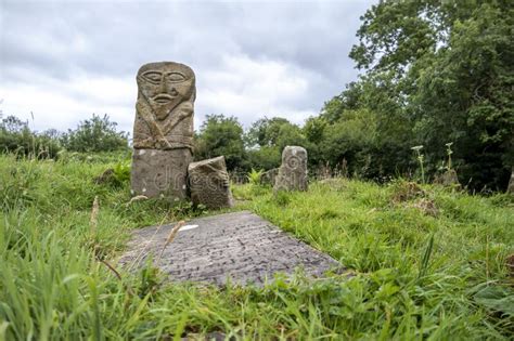 Esta Es Una Piedra De La Edad De Bronce Tallada Con Dos Caras Llamadas