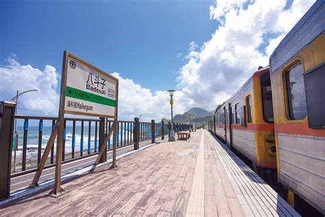 《原來有這站：台灣秘境鐵道旅》八斗子車站，來場依山傍海的基隆東北角慢旅；多良車站，與全台最美車站擦身的美麗瞬間 時刻旅行