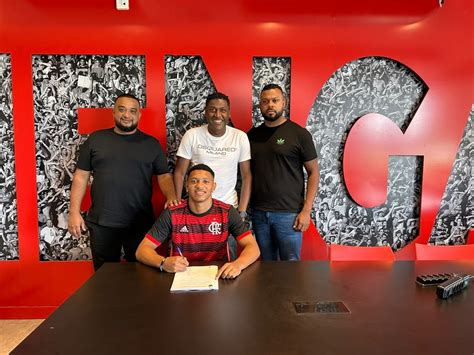 Lateral Assina Contrato O Flamengo At