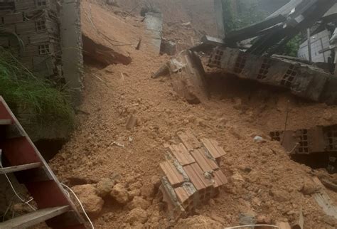 Muro Desaba E Atinge Duas Casas Ap S Chuva Na Zona Leste De Manaus