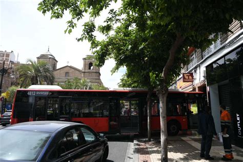 Un autobús invade la acera y se empotra contra un edificio de Zaragoza