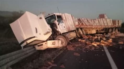 Muere Joven Trailero Tras Fatal Choque En Carretera De San Luis Potosí