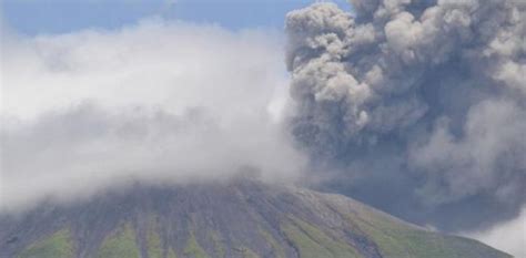 Gunung Gamalama Erupsi PVMBG Status Waspada Belum Perlu Dinaikkan