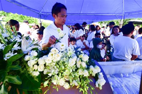 Veteran Showbiz Reporter Mario Dumaual Laid To Rest Abs Cbn News