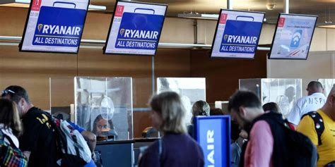 Un Juzgado De Santiago Obliga A Ryanair A Readmitir A Una Azafata