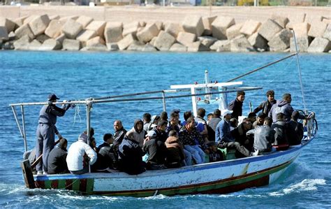 Mueren 8 mujeres migrantes y 3 menores al naufragar un bote frente a Túnez