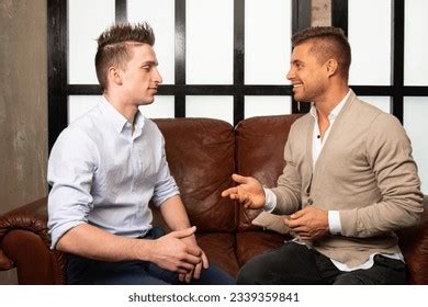 Categoría Joven pareja gay atractiva en el sofa de fotos e imágenes