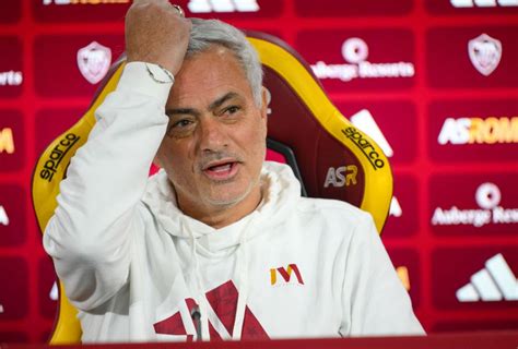 Trigoria La Conferenza Stampa Di Mourinho Prima Di Juventus Roma