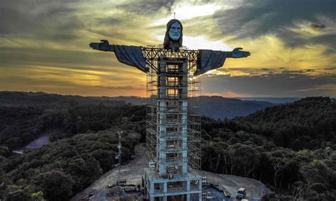 Escultor do Cristo de Encantado no RS já construiu seis estátuas