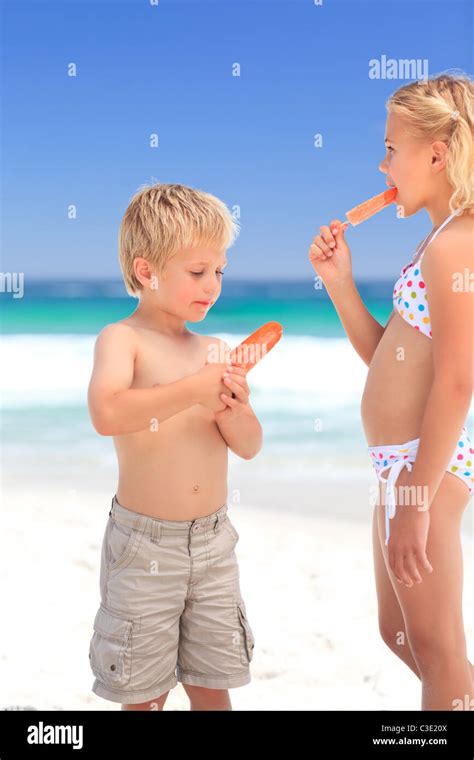 Hermano y hermana comiendo un helado Fotografía de stock Alamy