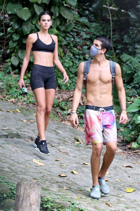 Bruna Marquezine e Enzo Celulari fazem trilha na Gávea Quem QUEM News