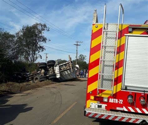 Motorista Morre Ap S Carro Que Conduzia Colidir Contra Caminh O E Ficar