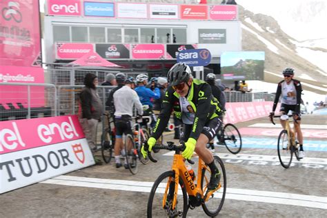 Giro D Italia Marsilio Arriva A Campo Imperatore Completando Il Giro E