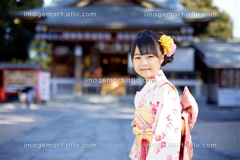 七五三のお参りをする日本人の女の子の写真素材 [194834263] イメージマート