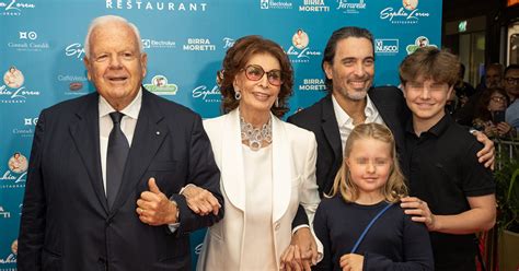 Sofía Loren espectacular a sus 88 años abre un nuevo restaurante en