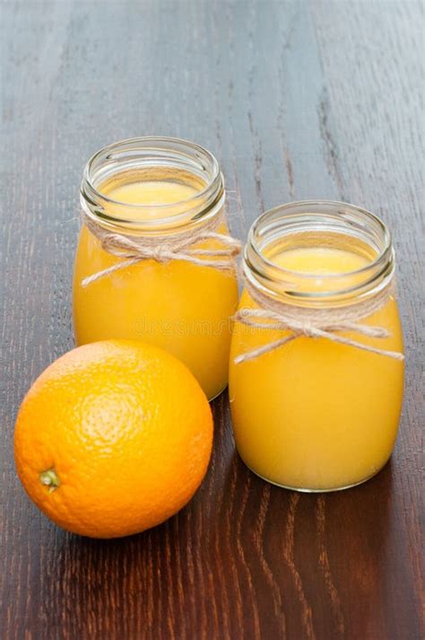 Suco De Laranja Em Uns Frascos E No Estilo R Stico Do Fruto Inteiro