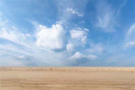 Playa Y Cloudscape Playa Soleada De Verano En La Isla De Sylt Foto