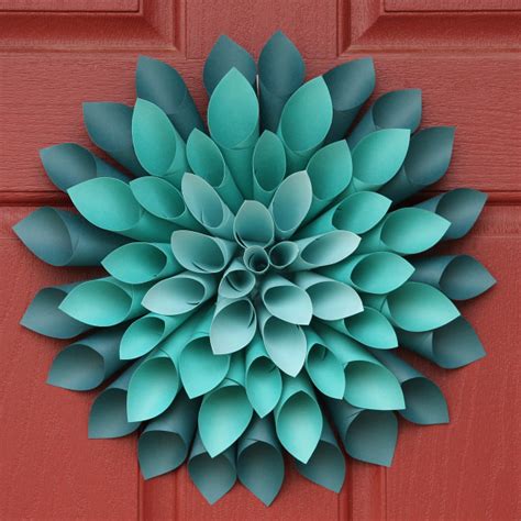 Ingenious And Crafty Ways Of Turning Paper Into Stylish Wreaths