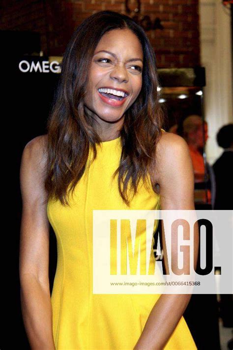 Naomie Harris Bei Der Er Ffnung Der Omega James Bond Sonderausstellung