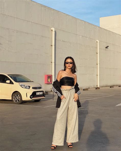 Tết này nhiều hot girl Việt đều đồng loạt nhuộm tóc đen và dùng khuyên tai tròn