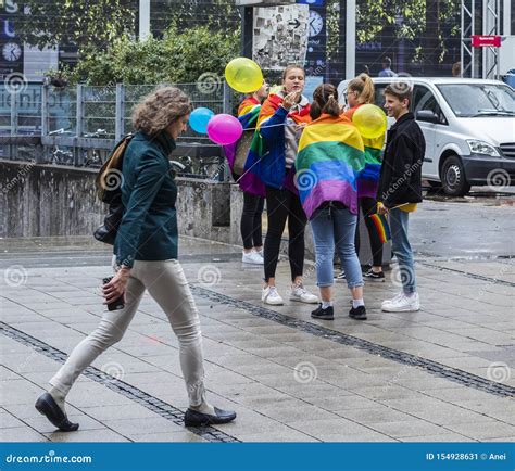 Um Grupo De Pessoas Nas Bandeiras Do Arco íris Ao Lado Do Metrô Depois Da Parada Do Orgulho Gay