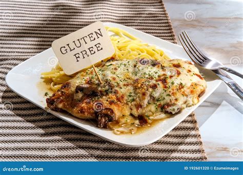 Chicken Lombardy Linguine Pasta Stock Photo - Image of schnitzel, parm: 192601320