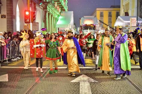 Más De 15 Mil Personas Iluminan Las Calles De Xalapa En Desfile Navideño