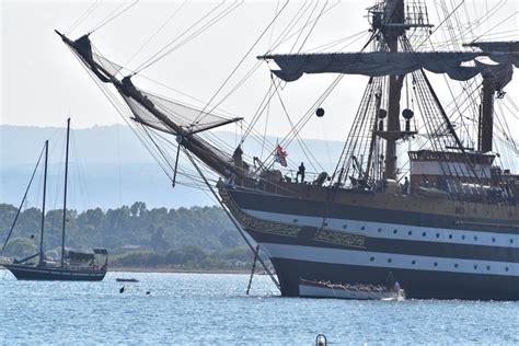 L Amerigo Vespucci dà spettacolo a Siracusa con il tricolore