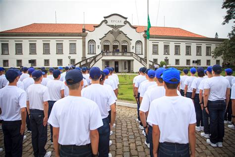 Governo Lula extingue Programa de Escolas Cívico Militares