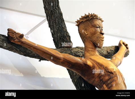 Une Statuette Africaine En Bois De J Sus Christ Sur La Croix Avec