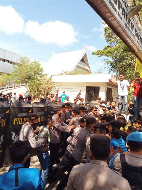 Aksi Demo Pmii Sumbawa Tolak Kenaikan Bbm Diwarnai Kericuhan Fokus Ntb