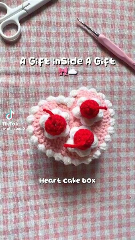 Crochet Heart Cake Box