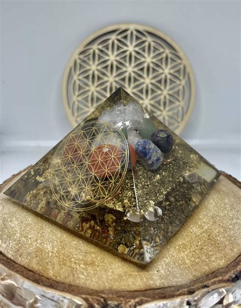 Pyramide Orgonite Chakras Chrisalyde Cr Ations