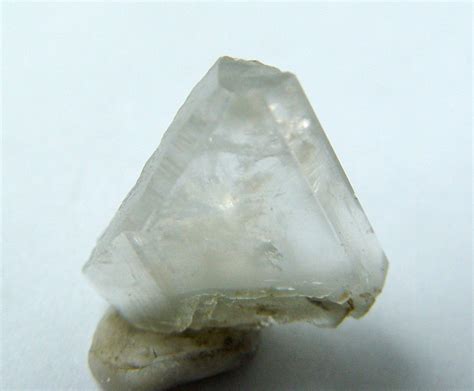 Камень альбит - свойства, значение и влияние на разные знаки зодиака (фото)