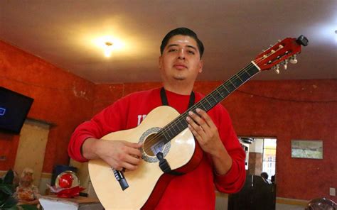 Johan Esaú García Zavaleta vive de tocar boleros con su guitarra su