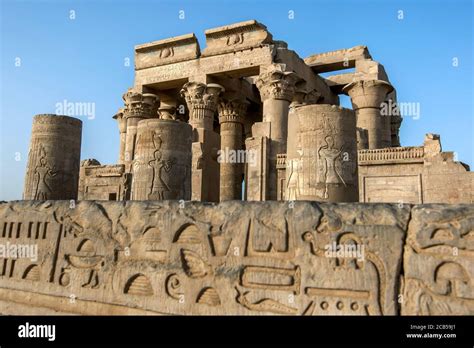 Las Antiguas Ruinas Del Templo De Kom Ombo Situado A Orillas Del R O