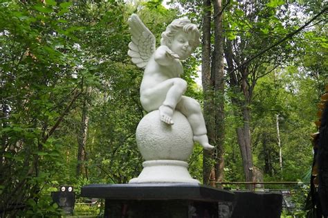 Anjo no monumento do cemitério no túmulo de uma escultura infantil em