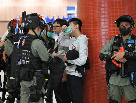 網民將軍澳觀塘悼念周梓樂 防暴警截查過百人舉藍旗警告 星島日報