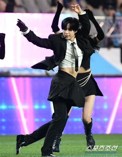 #TAEMIN stuns during his performance at the Seoul World Cup Stadium ...